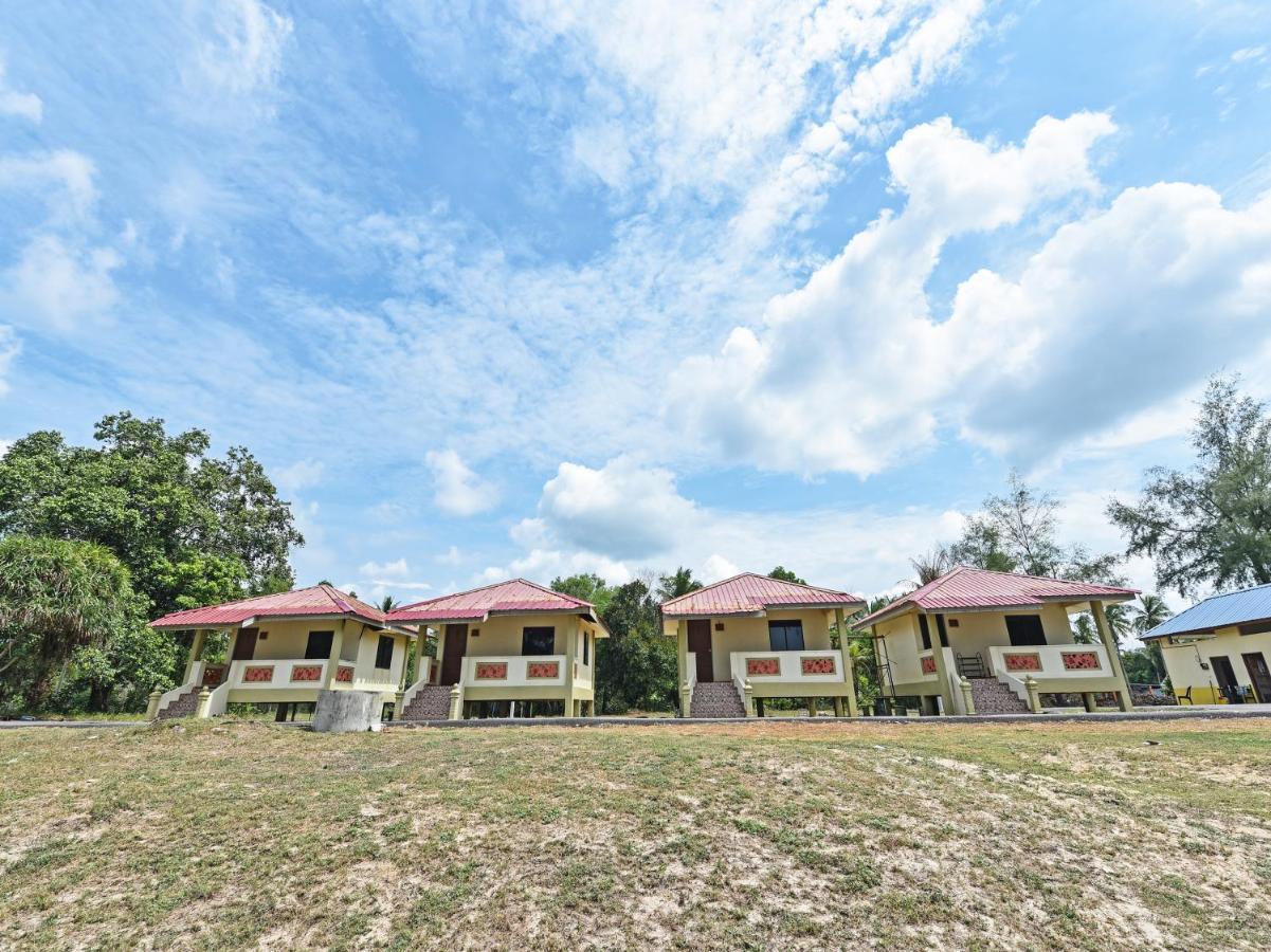 Oyo 90315 Chalet Pantai Rantau Panjang Kuala Rompin Eksteriør billede