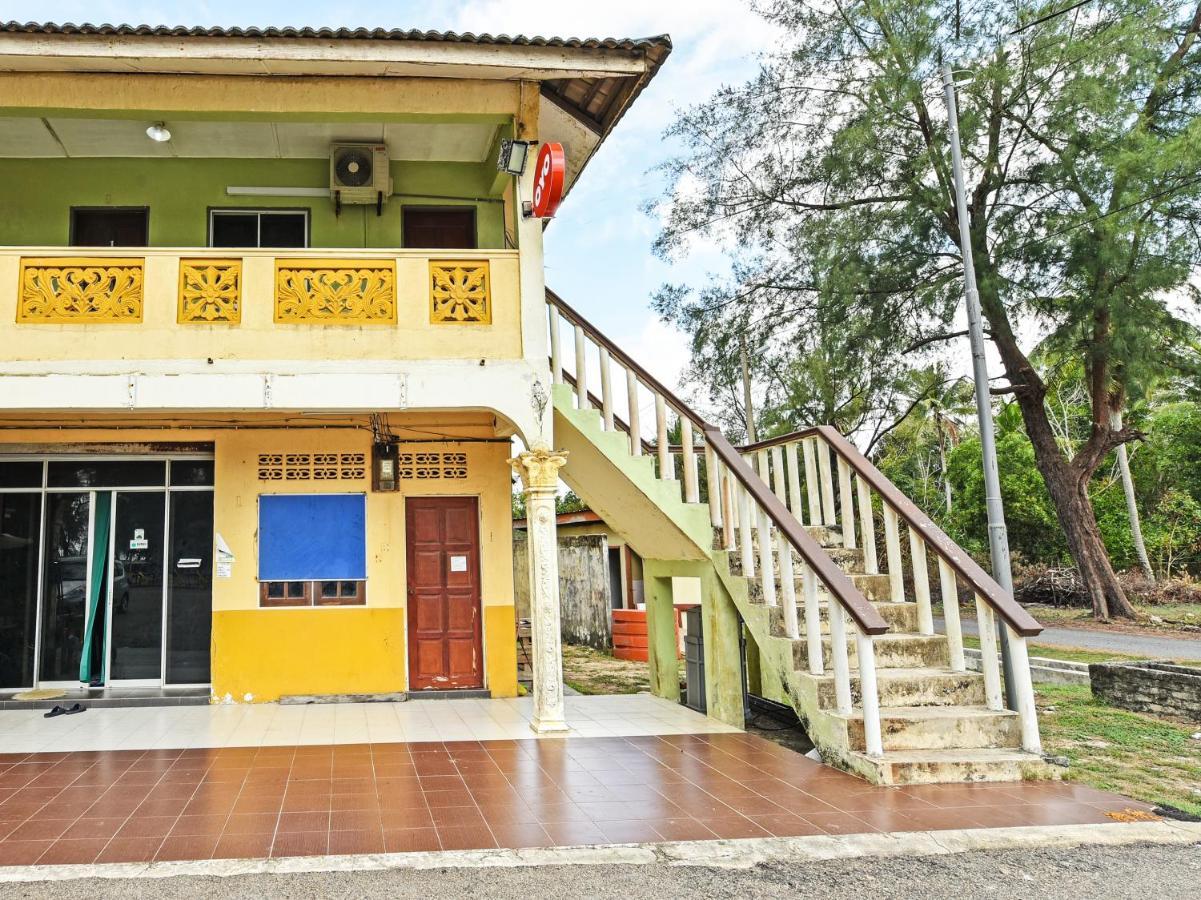 Oyo 90315 Chalet Pantai Rantau Panjang Kuala Rompin Eksteriør billede